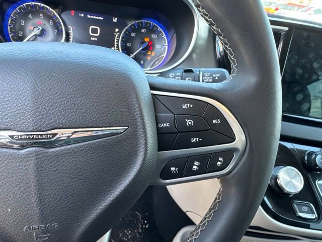 Used 2024 Chrysler Pacifica Touring-L FWD image 10