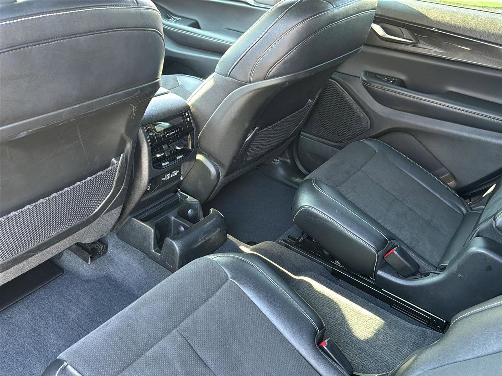 Used 2023 Jeep Grand Cherokee L Laredo image 28