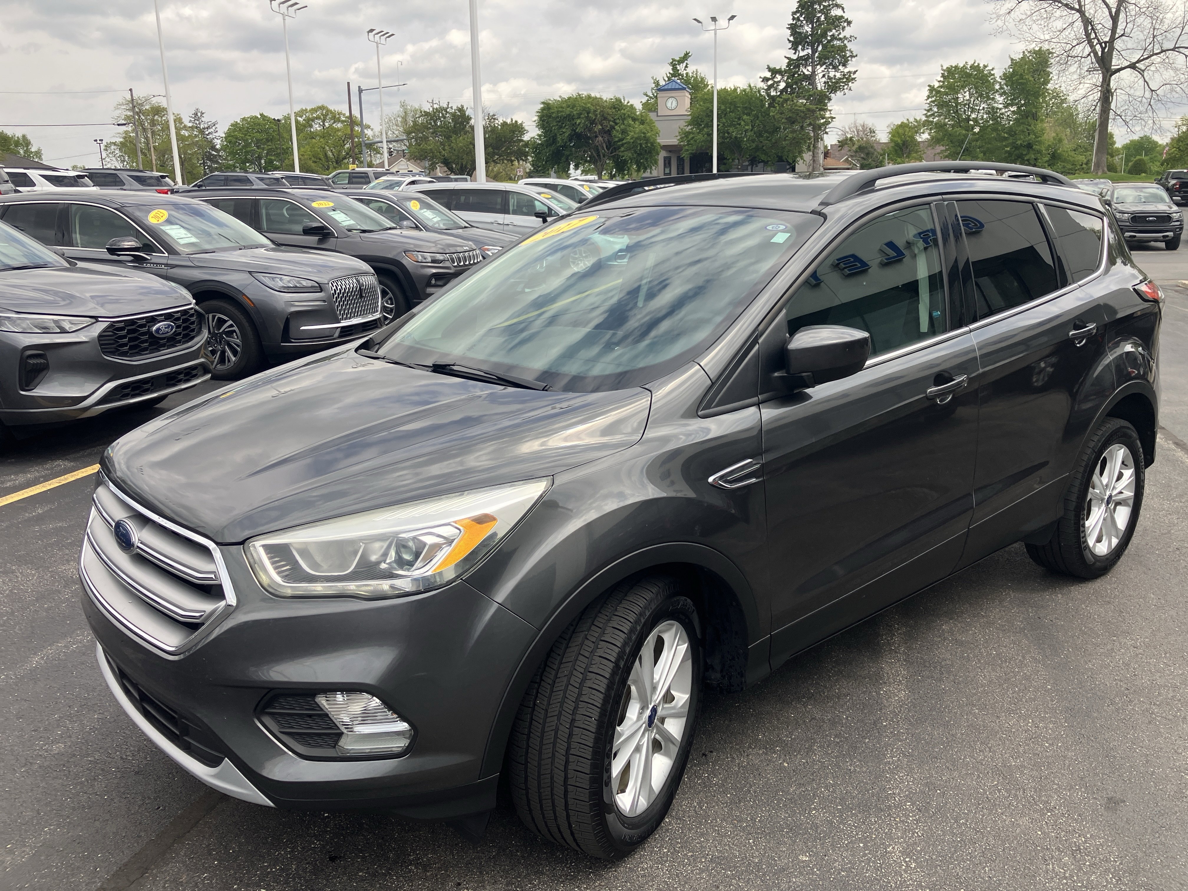 Used 2017 Ford Escape SE w/ Equipment Group 201A FWD image 3