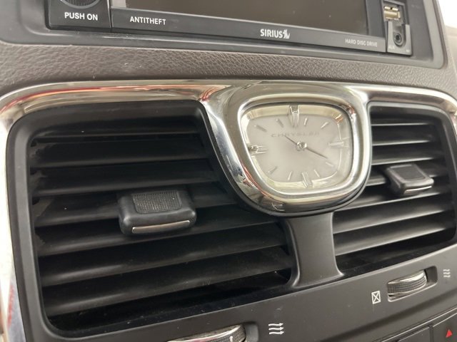 Used 2015 Chrysler Town & Country Touring-L w/ Driver Convenience Group image 12