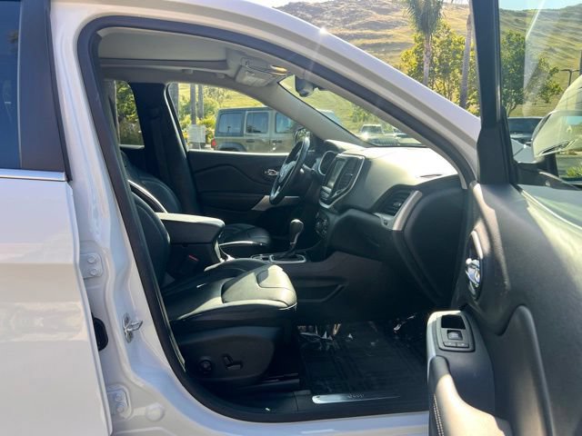 Used 2017 Jeep Cherokee Overland w/ Technology Group FWD image 28