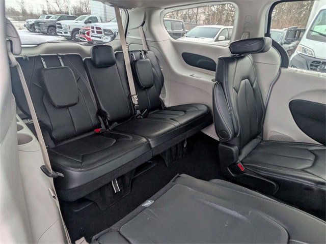 Used 2024 Chrysler Pacifica Touring-L image 30