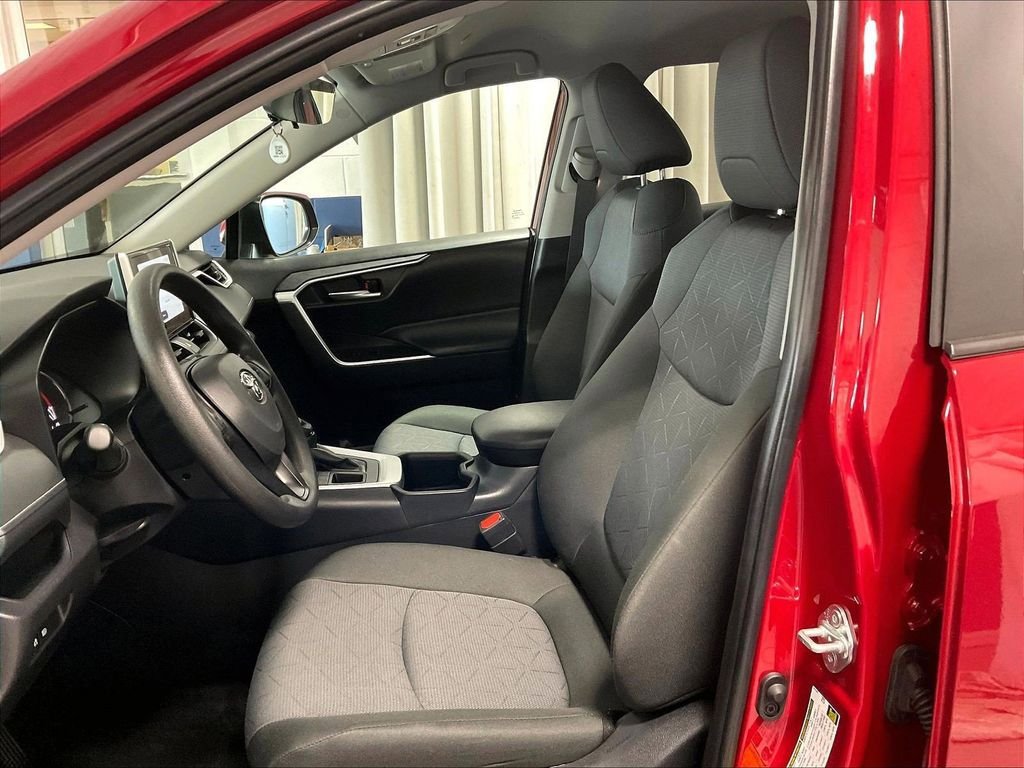 Used 2025 Toyota RAV4 XLE AWD/4WD image 10