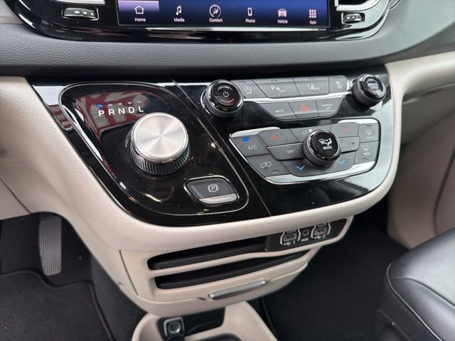Used 2023 Chrysler Pacifica Touring-L image 19