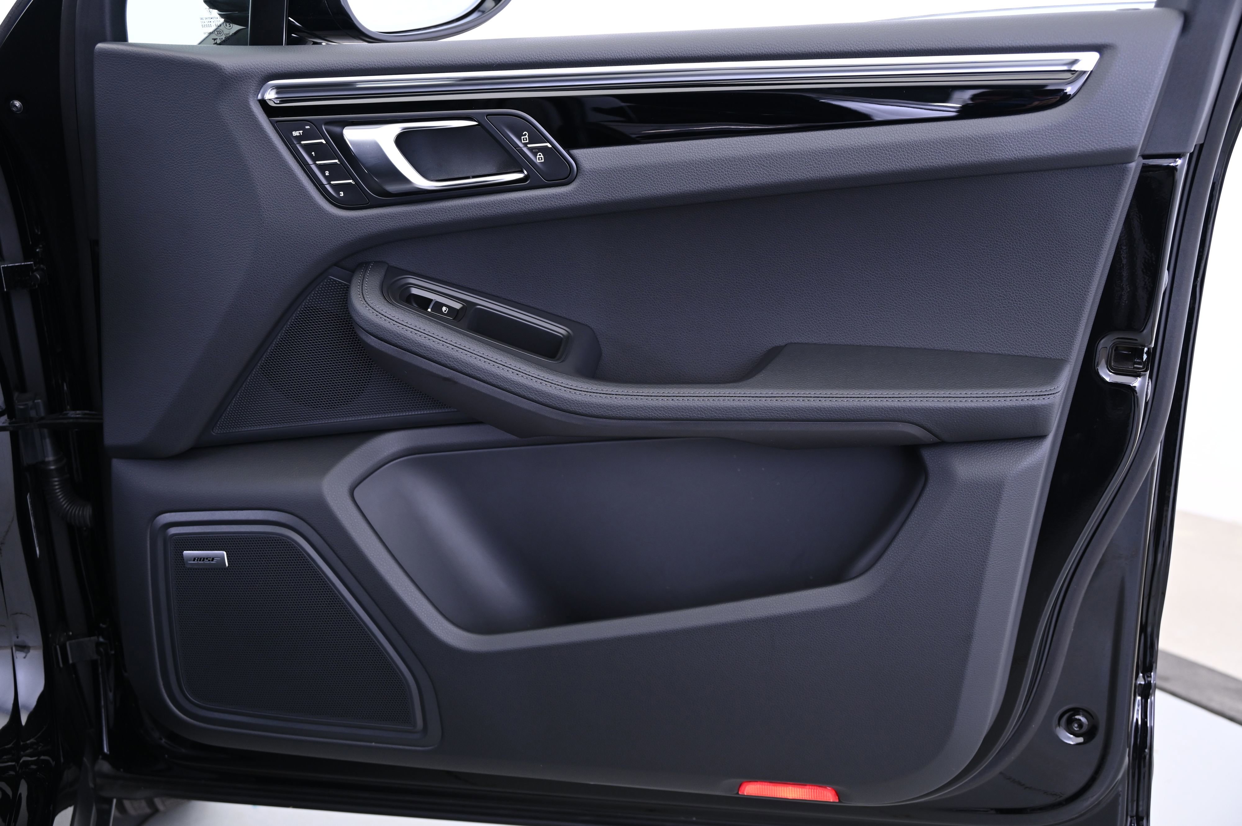 Certified 2025 Porsche Macan image 25