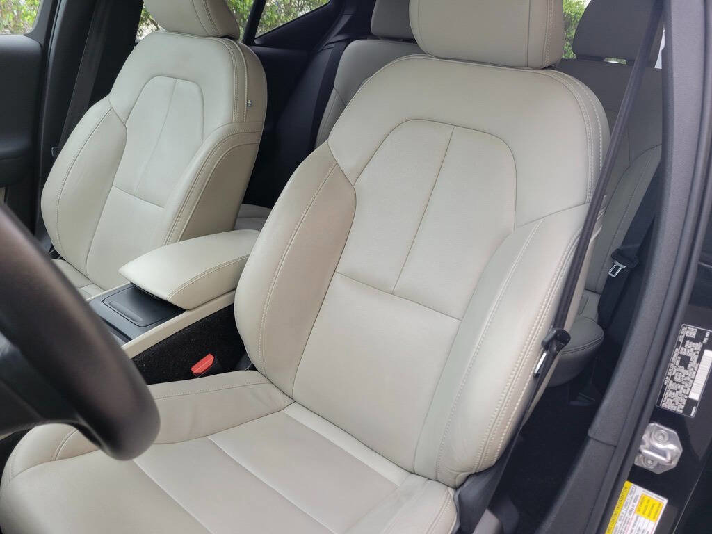 Used 2020 Volvo XC40 T4 Momentum image 34