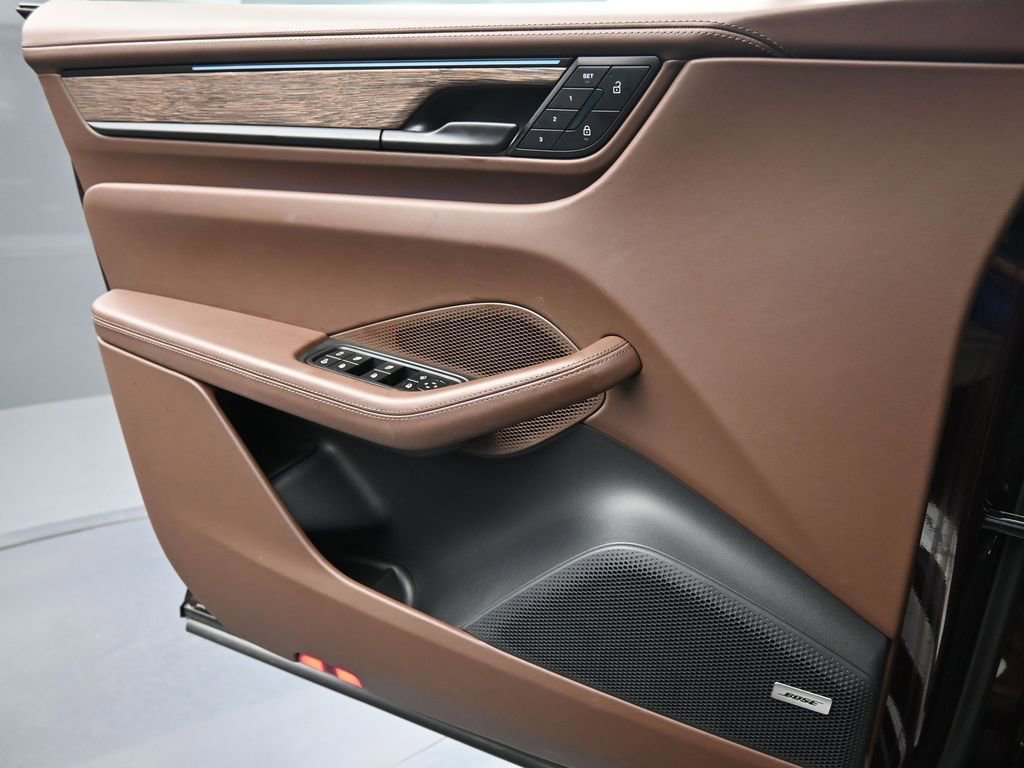 Certified 2025 Porsche Macan Electric image 23