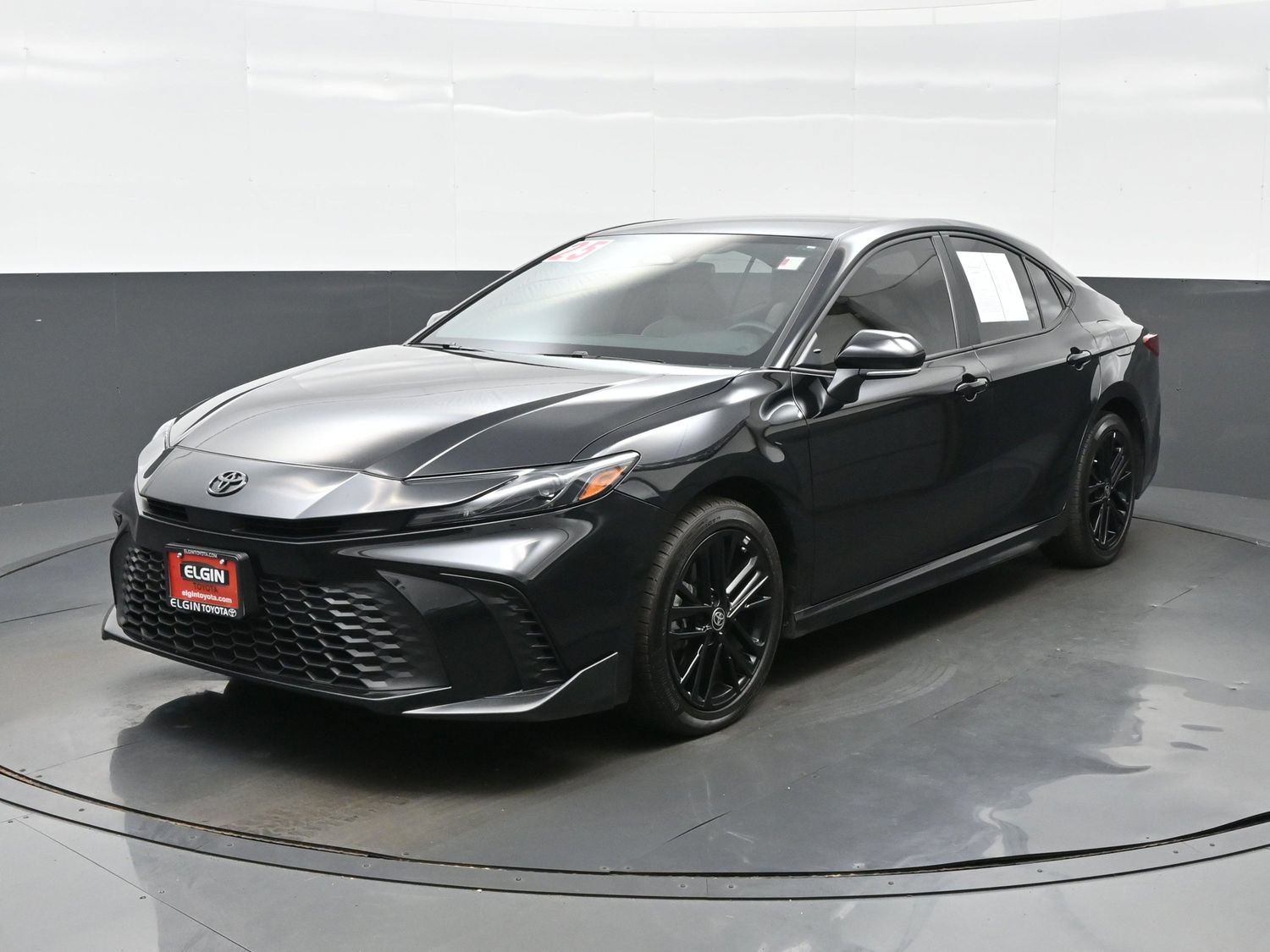 Used 2025 Toyota Camry SE AWD/4WD image 2