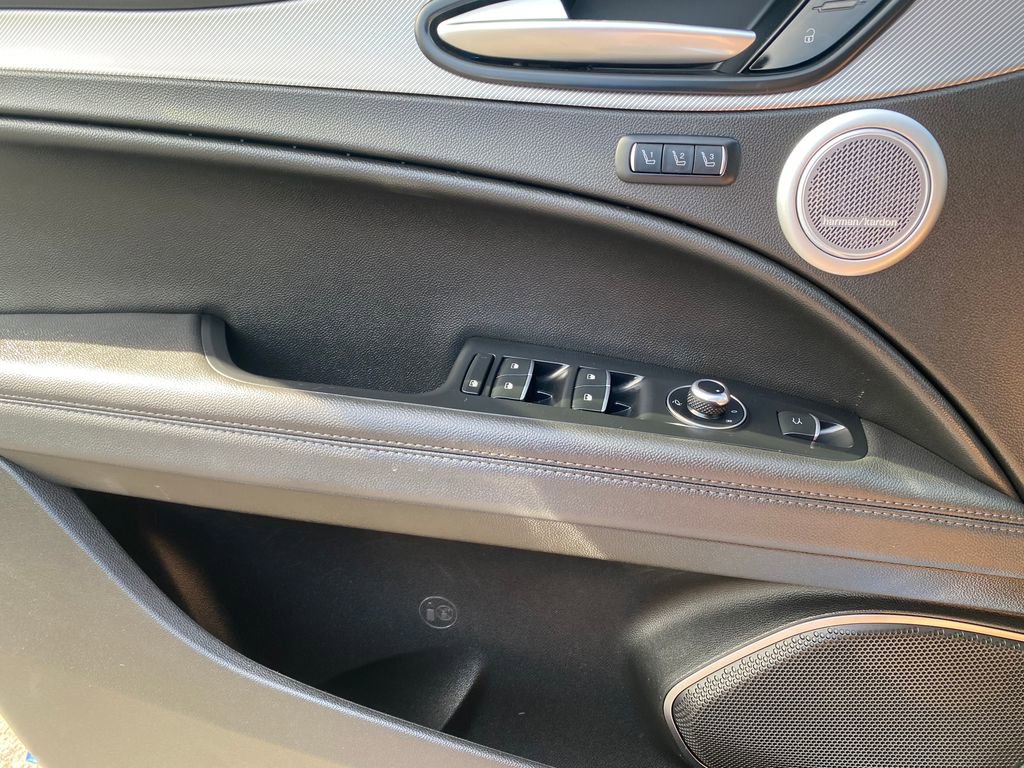 Used 2022 Alfa Romeo Stelvio Veloce image 12