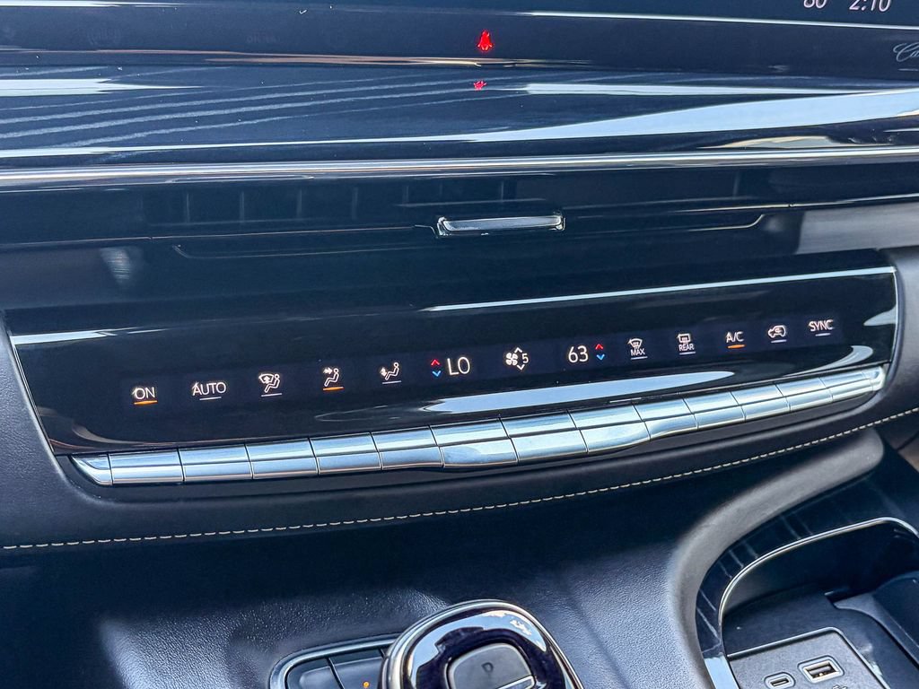 Used 2024 Cadillac Escalade ESV V AWD/4WD image 27
