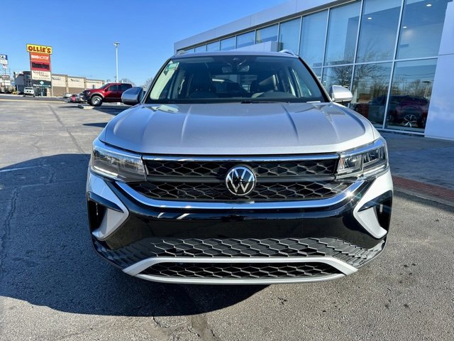 New 2024 Volkswagen Taos SE image 2