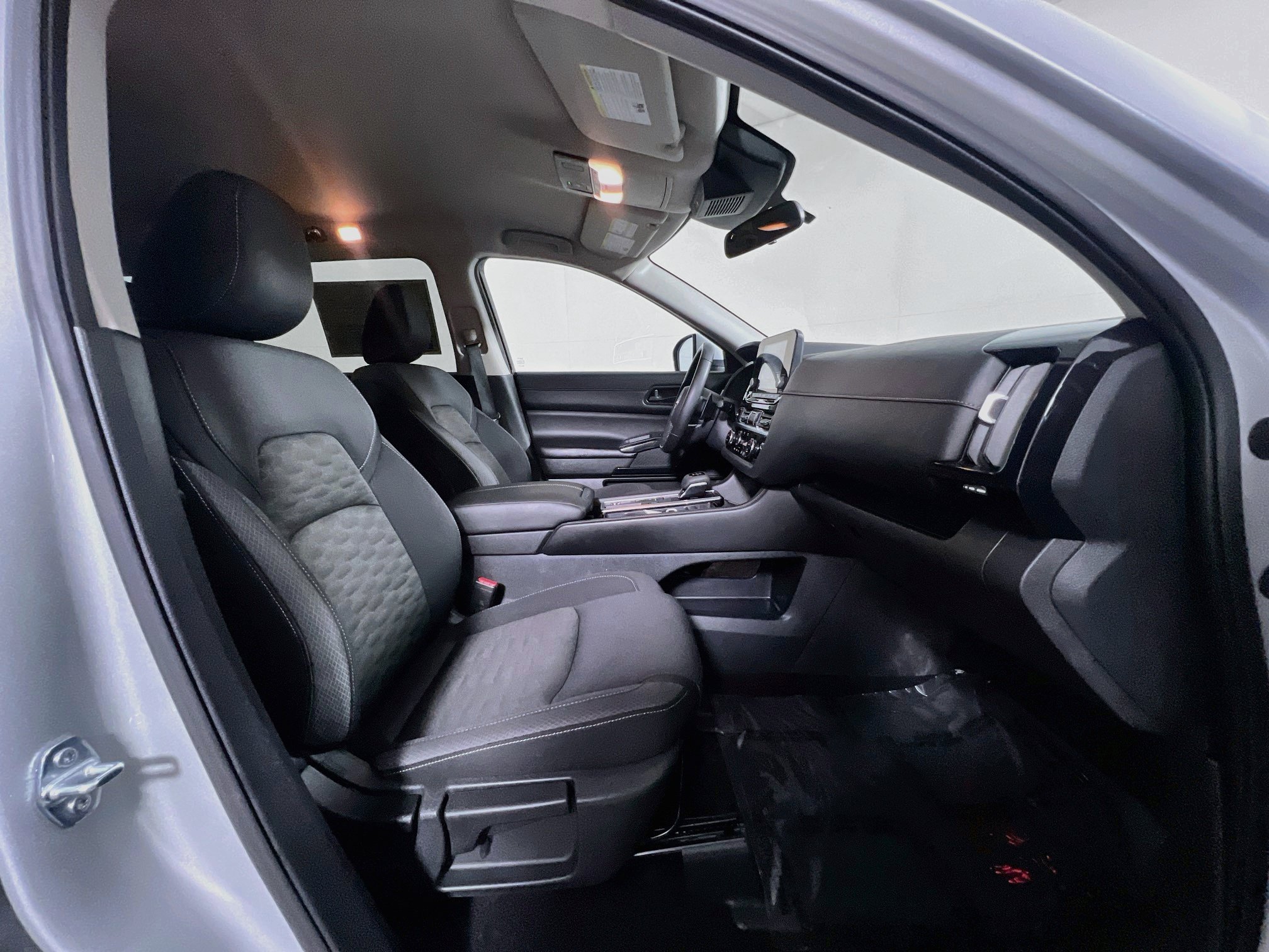 Used 2025 Nissan Pathfinder SV FWD image 31