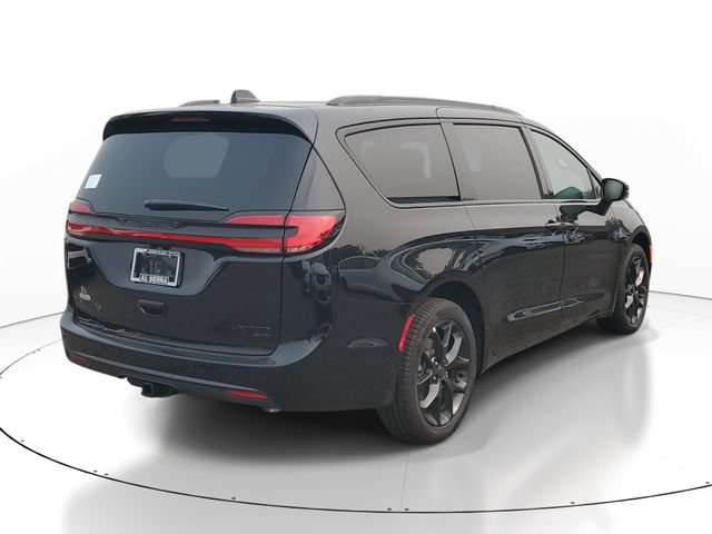 New 2027 Chrysler Pacifica Limited w/ Family Tech Group AWD/4WD image 4