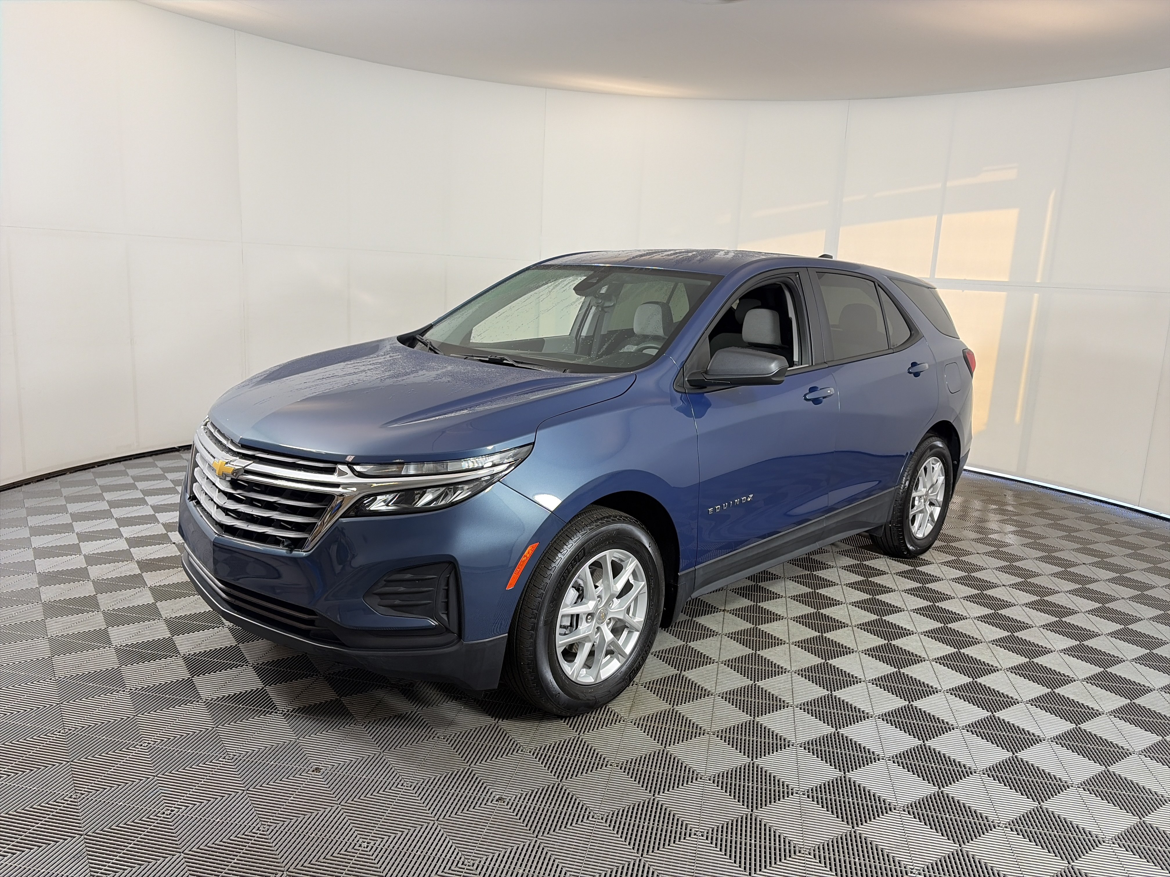 Used 2024 Chevrolet Equinox LS w/ LS Convenience Package FWD image 2