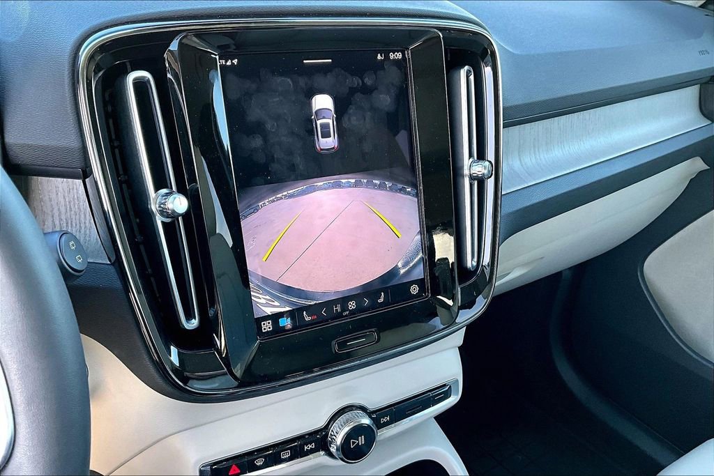 Used 2023 Volvo XC40 B4 Plus w/ Protection Package Premier image 31