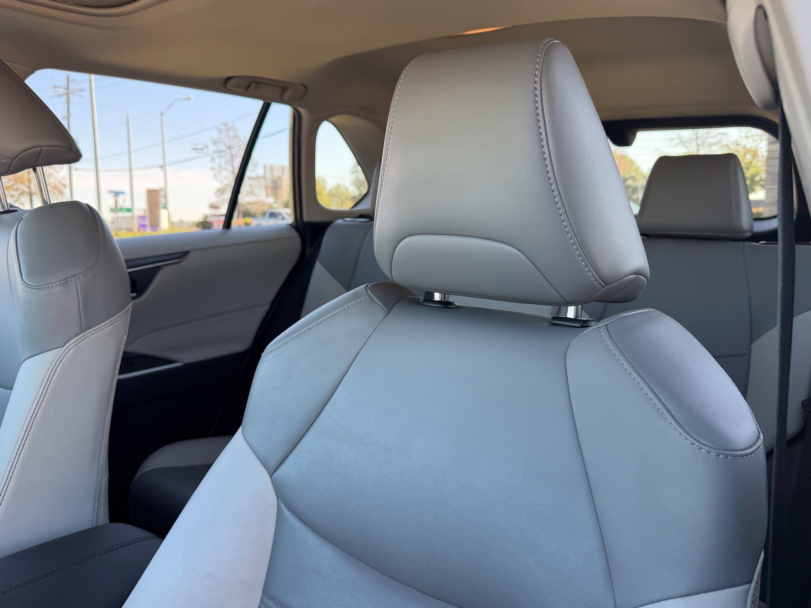 Used 2020 Toyota RAV4 XLE Premium FWD image 32