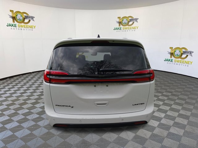 Used 2025 Chrysler Pacifica Limited image 9