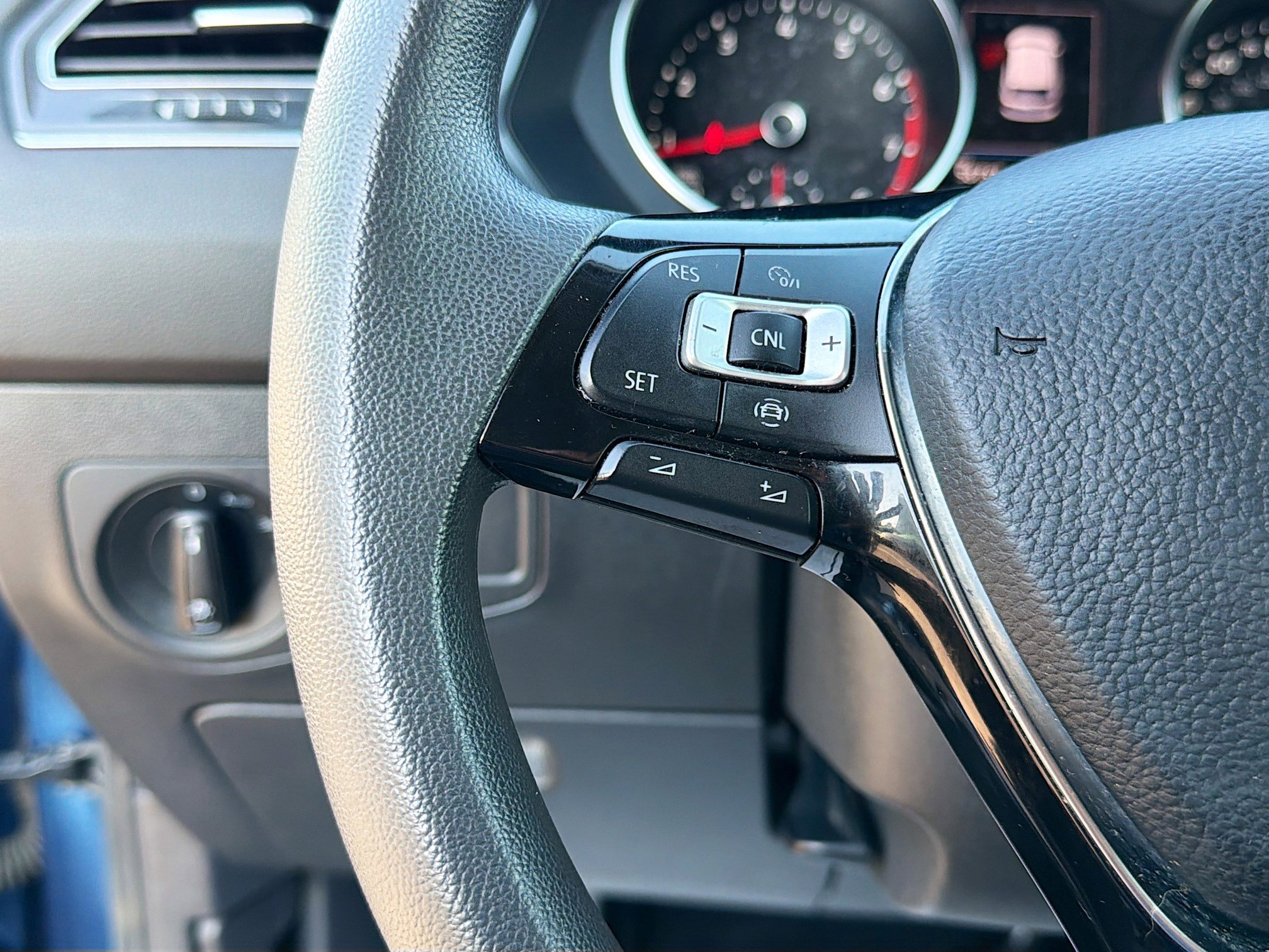 Used 2020 Volkswagen Tiguan S image 34