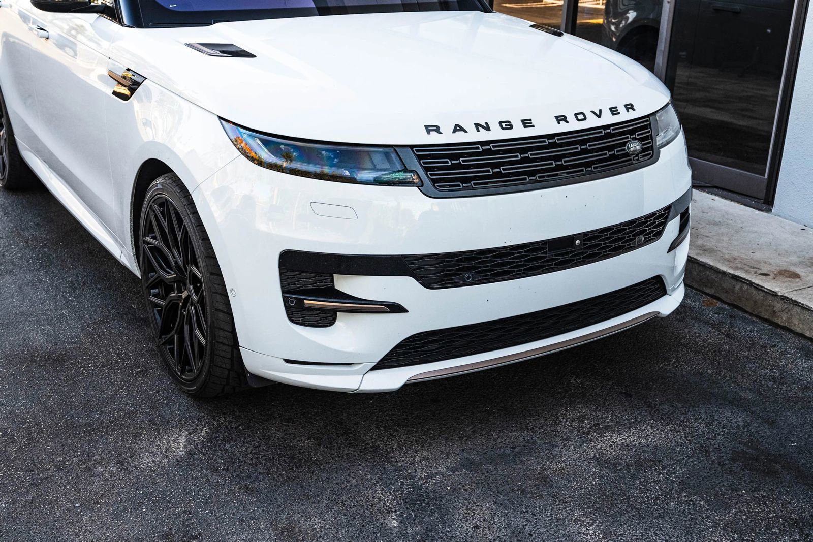 Used 2023 Land Rover Range Rover Sport SE Dynamic AWD/4WD image 3