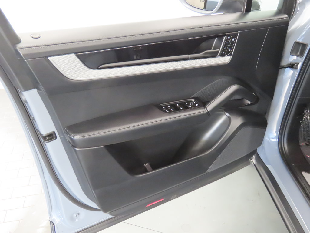 Certified 2026 Porsche Cayenne AWD/4WD image 30
