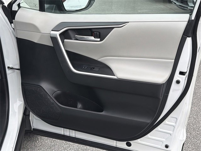 Used 2022 Toyota RAV4 XLE Premium image 14