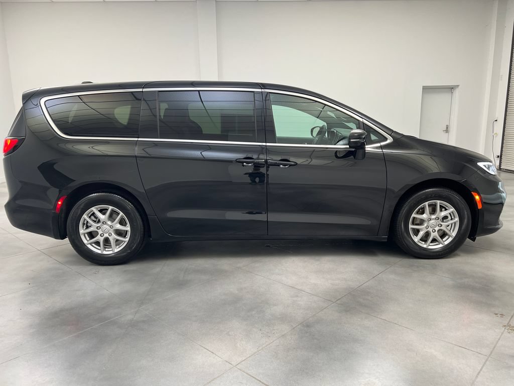 Used 2025 Chrysler Pacifica Select FWD image 10