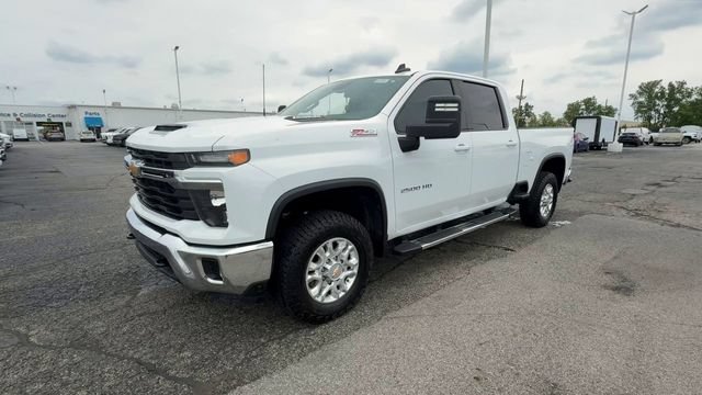 Used 2024 Chevrolet Silverado 2500 LT AWD/4WD image 4
