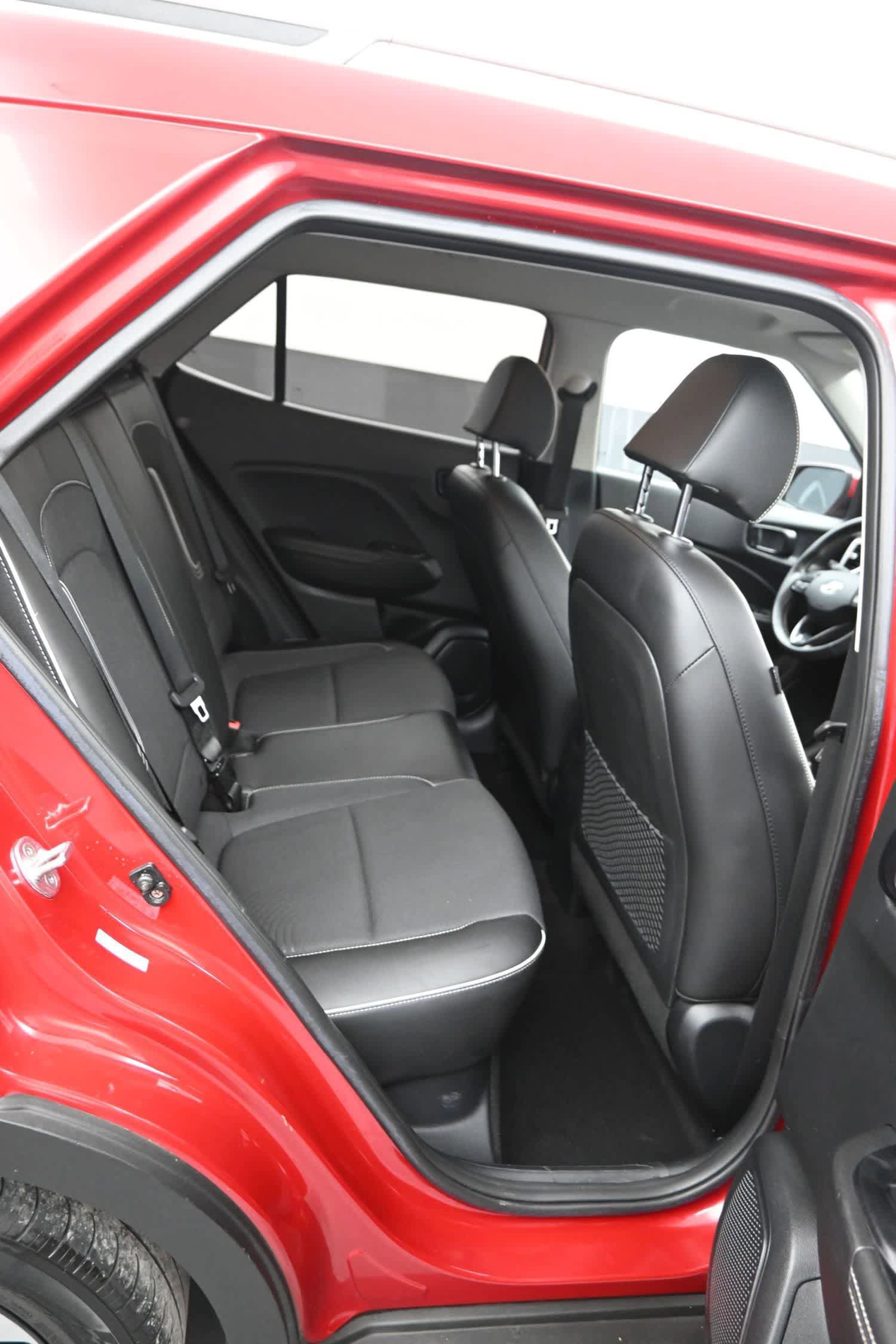 Used 2022 Hyundai Venue Limited FWD image 11