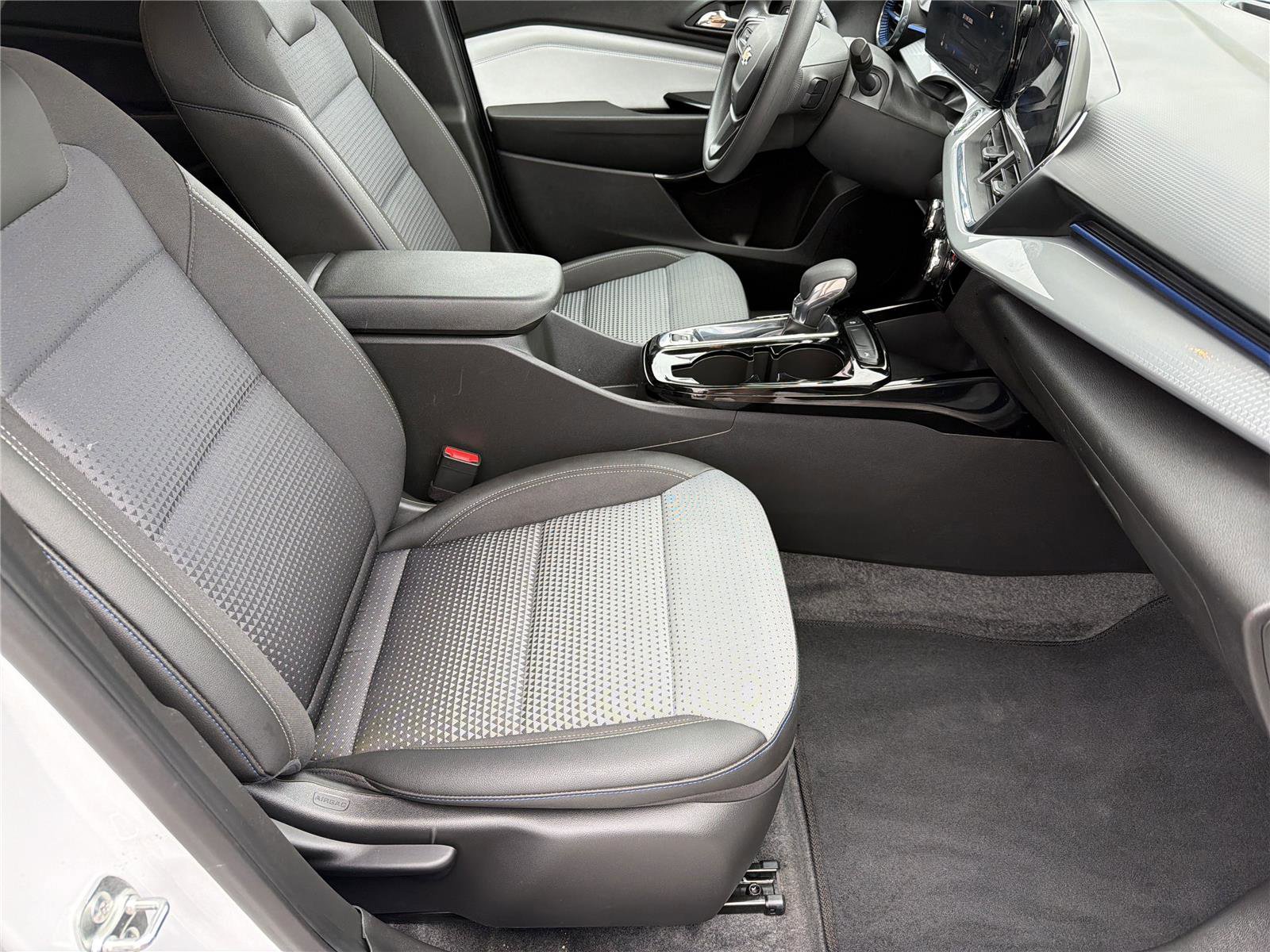 Used 2025 Chevrolet Trax LT image 12