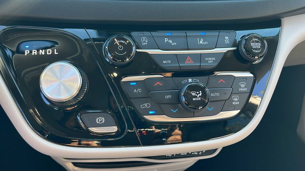 Used 2024 Chrysler Pacifica Touring-L image 23