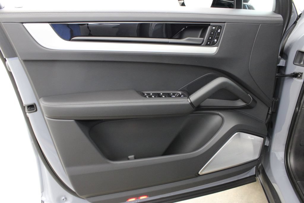 Used 2025 Porsche Cayenne S AWD/4WD image 24