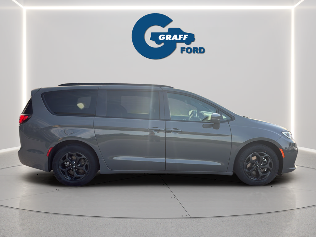 Used 2021 Chrysler Pacifica Touring w/ Uconnect Theater Family Group FWD image 6