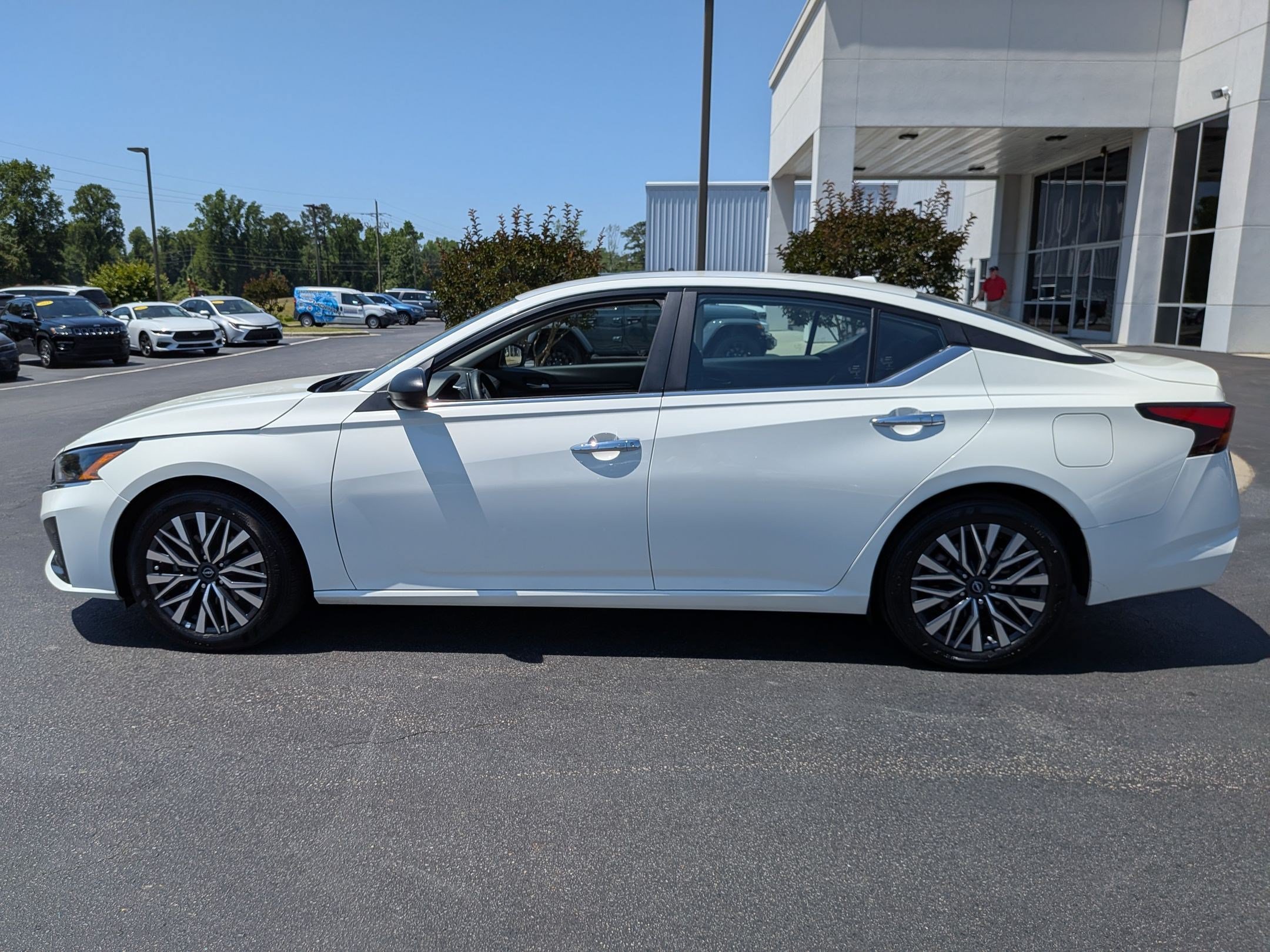 Used 2025 Nissan Altima 2.5 SV FWD image 8
