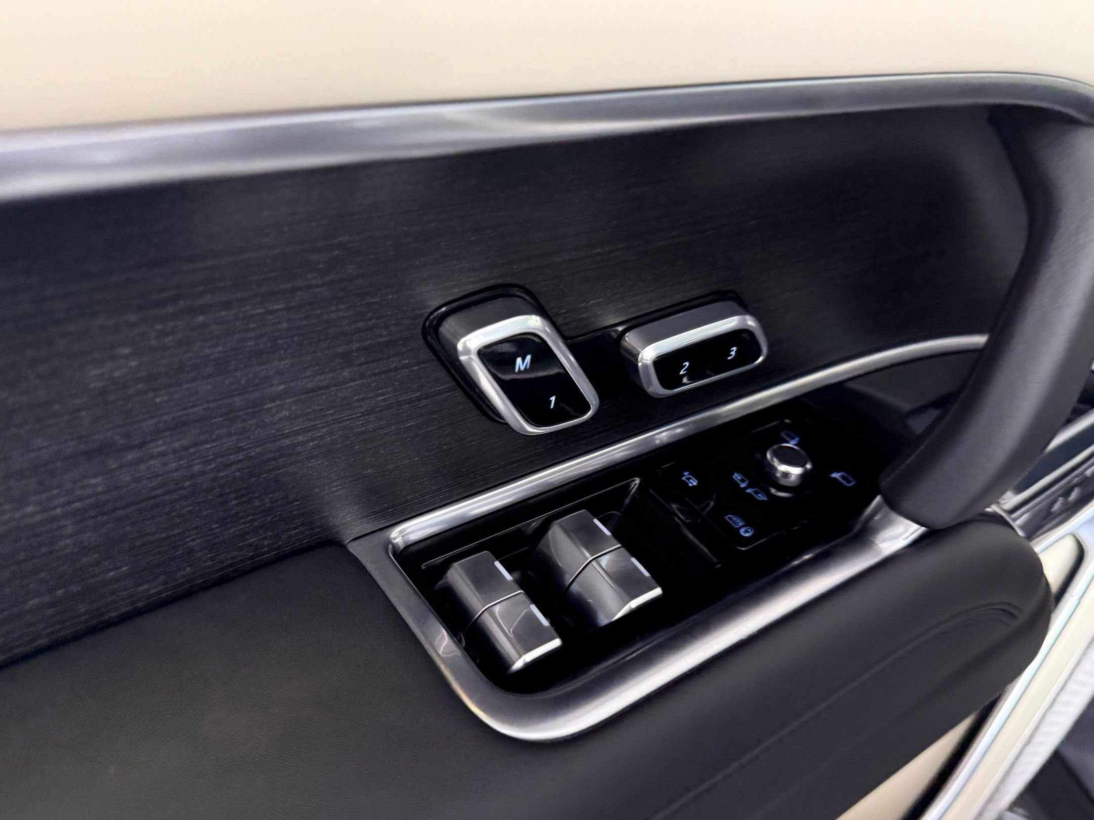 Used 2024 Land Rover Range Rover Autobiography AWD/4WD image 14