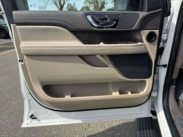 Used 2022 Lincoln Navigator 4WD image 17