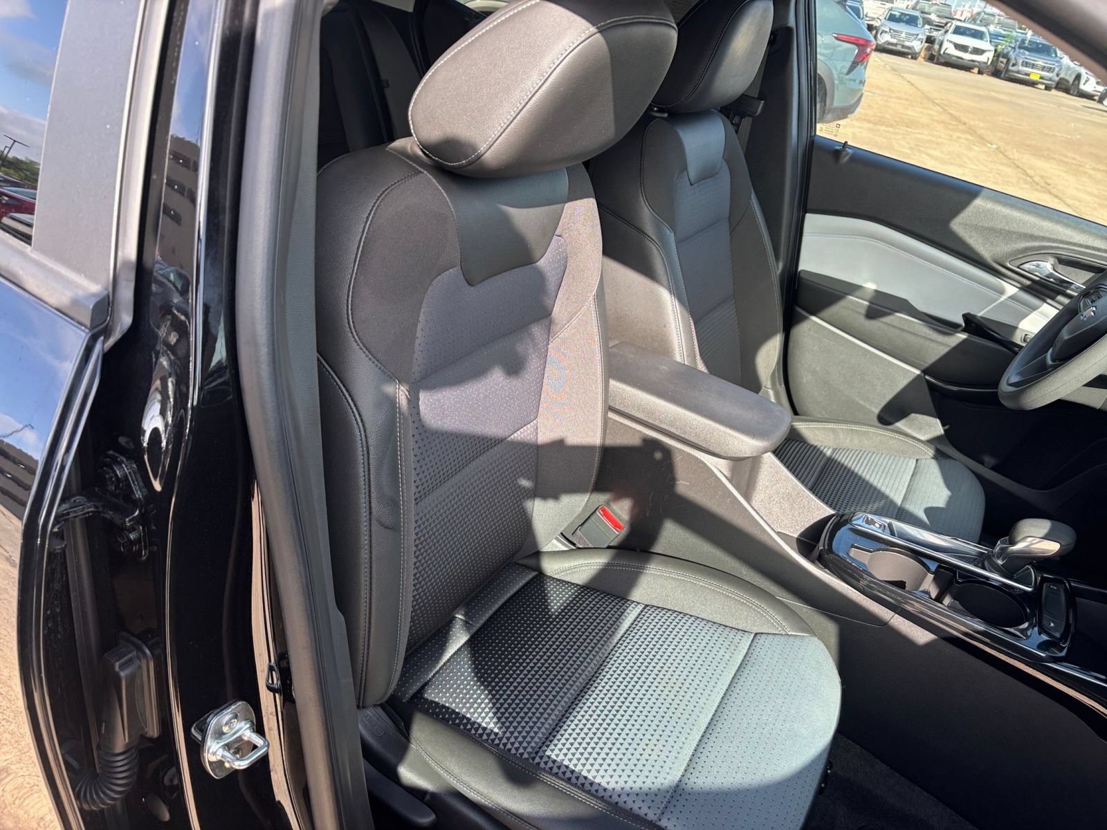 Used 2025 Chevrolet Trax LT FWD image 35