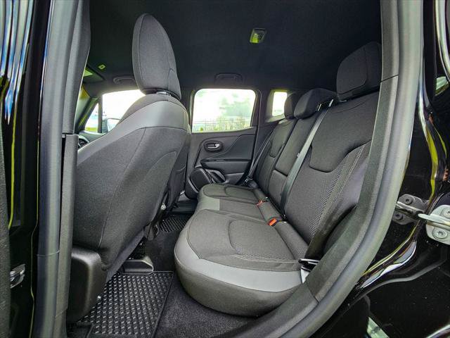 Certified 2022 Jeep Renegade Altitude w/ Convenience Group AWD/4WD image 32