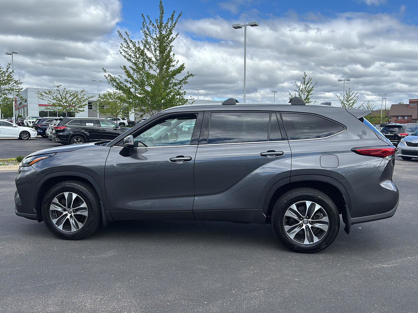 Used 2022 Toyota Highlander XLE AWD/4WD image 26