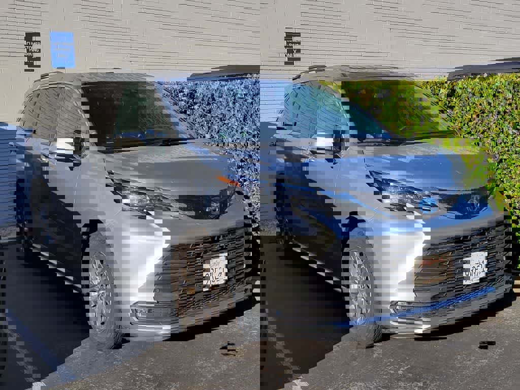 Used 2025 Toyota Sienna XLE image 3