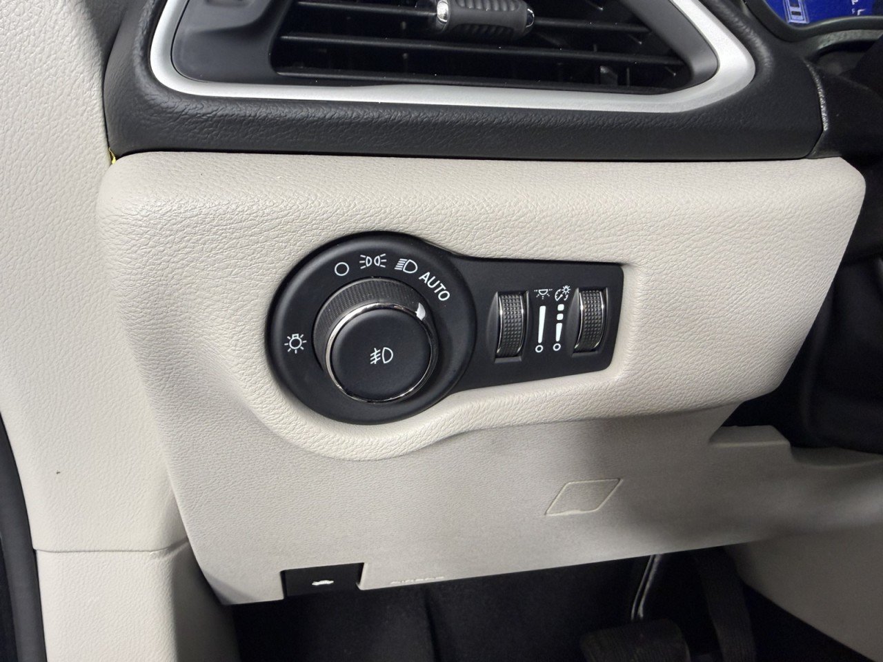 Used 2023 Chrysler Pacifica Touring-L FWD image 22