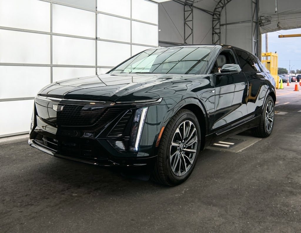 Used 2024 Cadillac Lyriq Sport AWD/4WD image 2