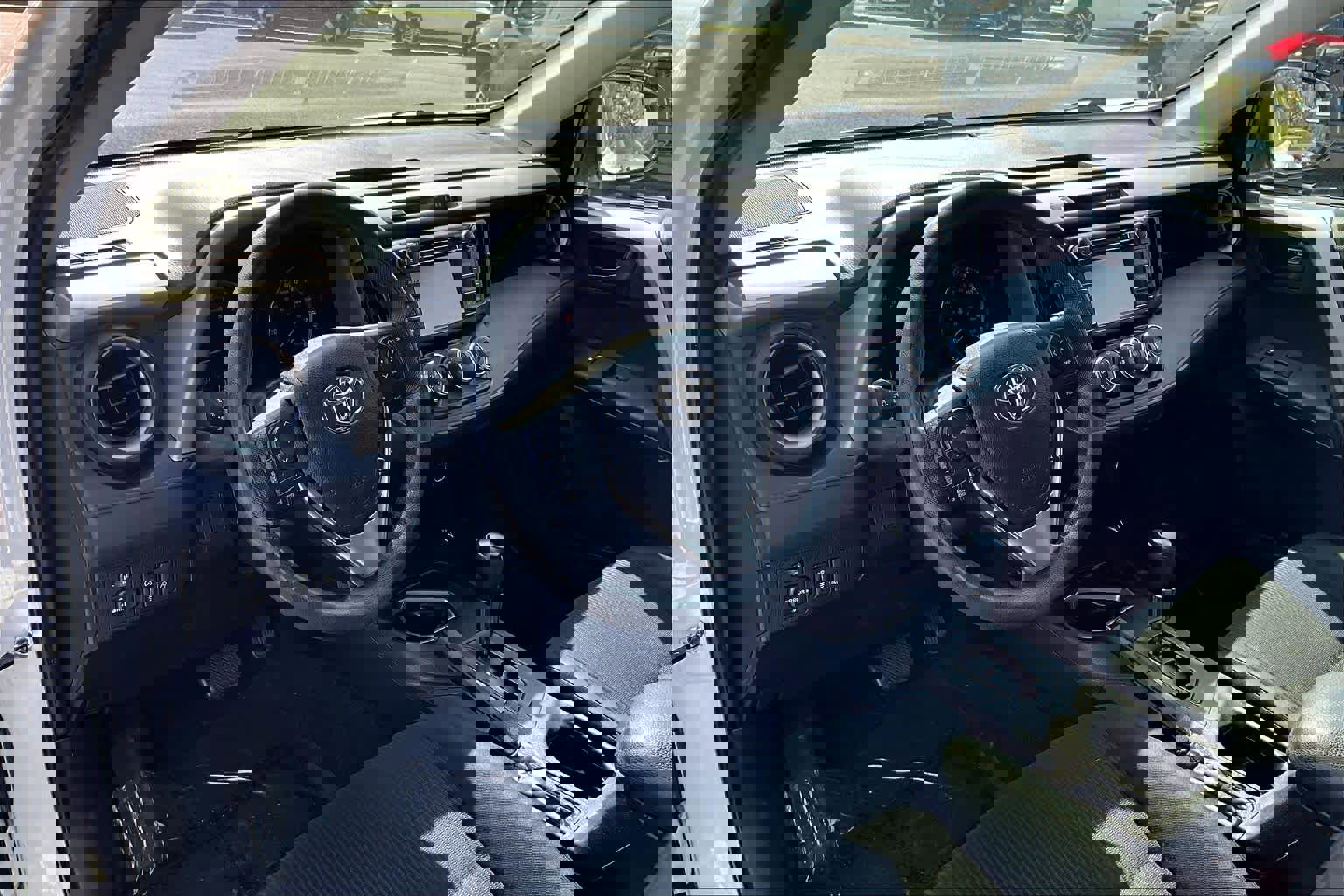 Used 2018 Toyota RAV4 LE image 17