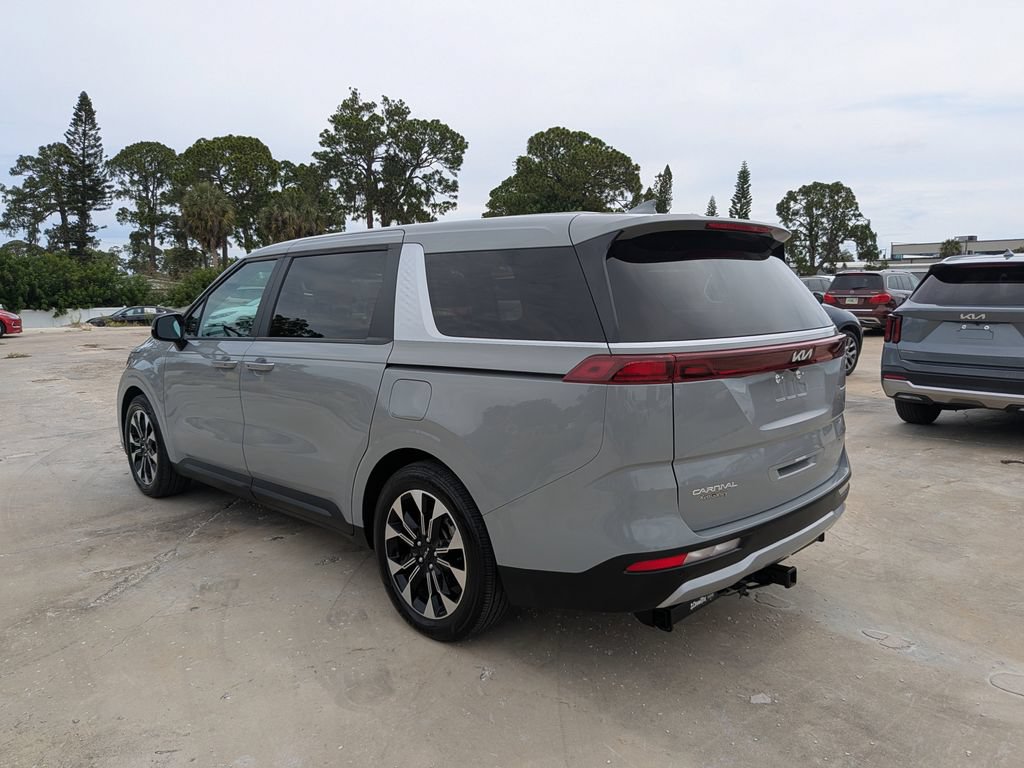 Used 2024 Kia Carnival EX FWD image 6
