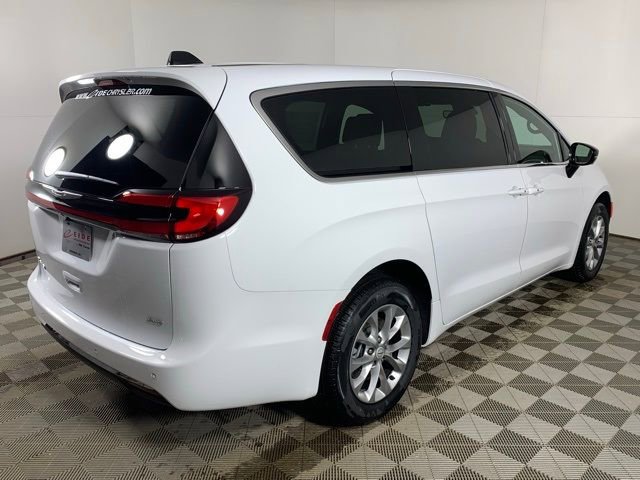 New 2026 Chrysler Pacifica Select image 4