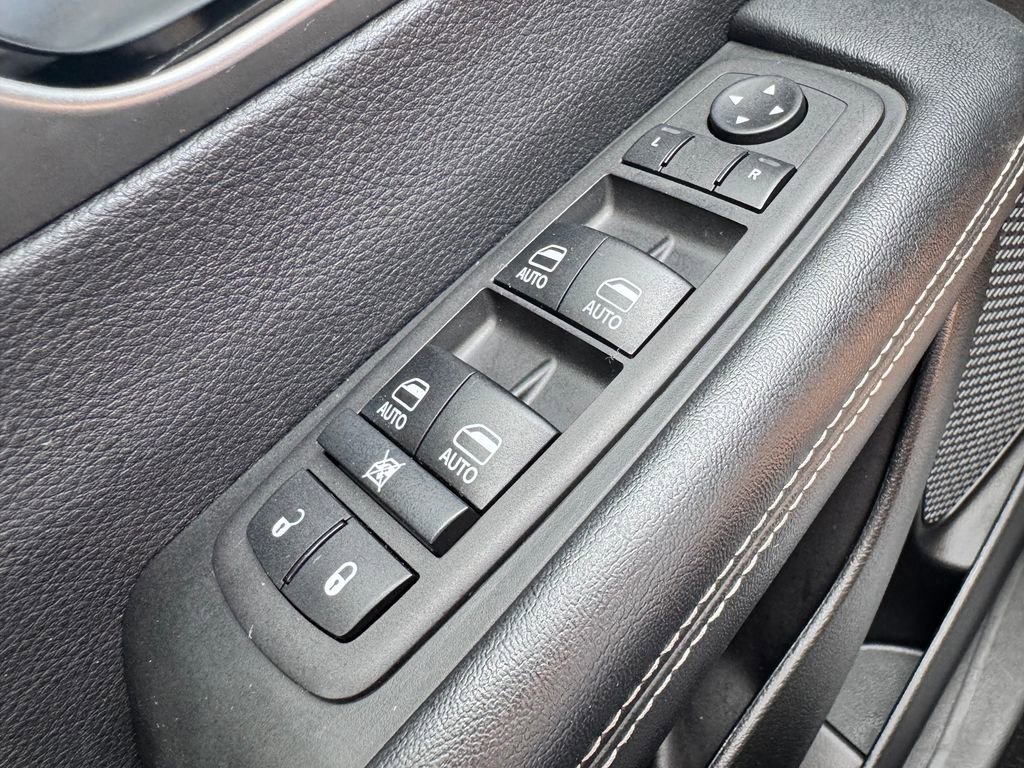 Used 2025 Chrysler Pacifica Select image 30