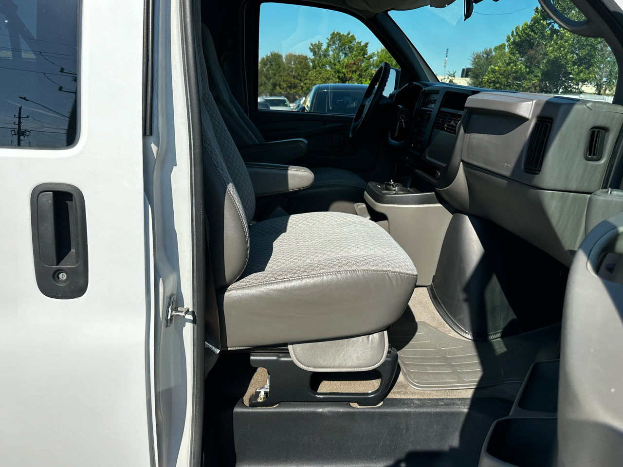 Used 2006 Chevrolet Express 3500 Passenger w/ LT Preferred Equipment Group image 36