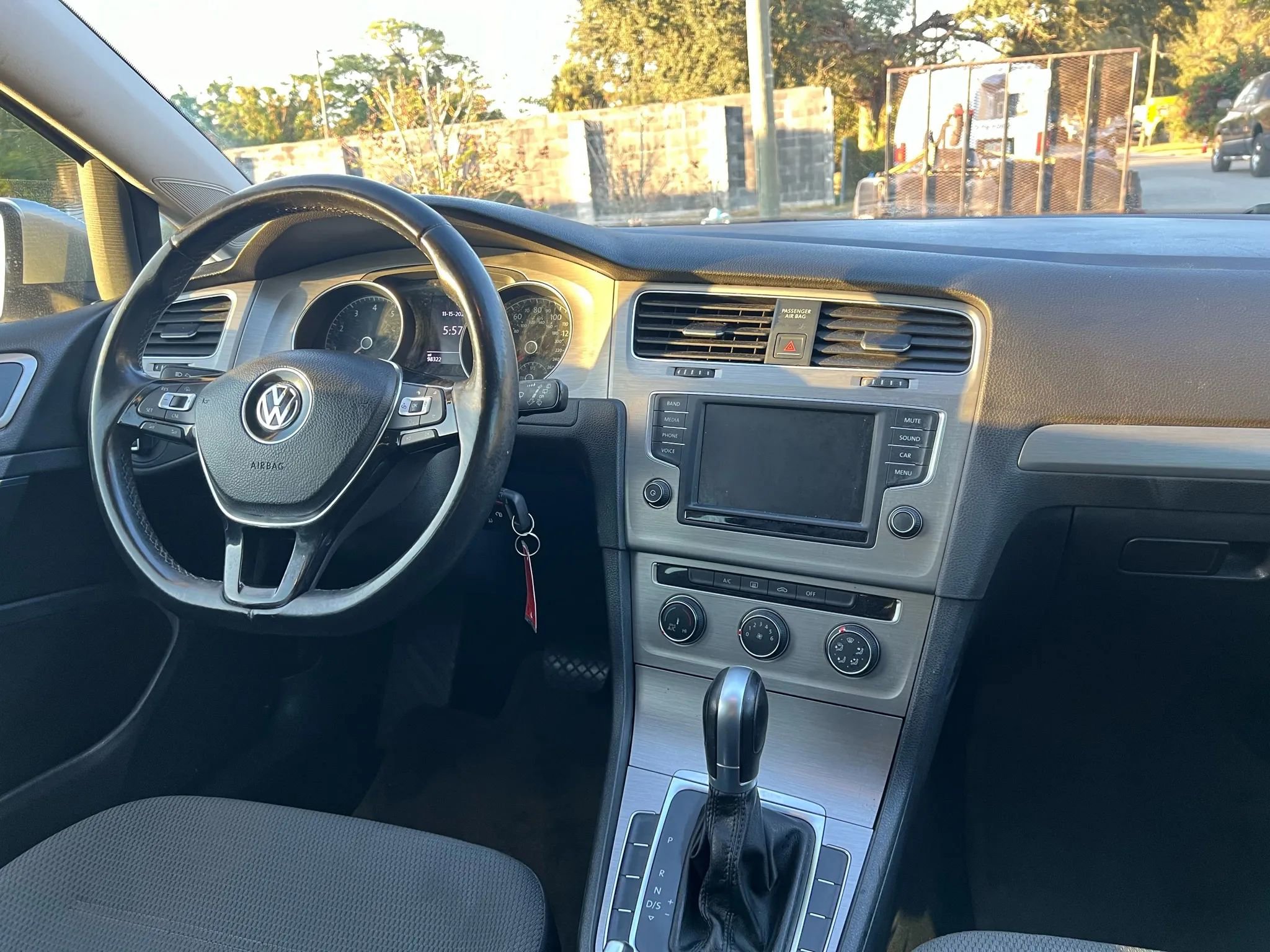 Used 2017 Volkswagen Golf S FWD image 11