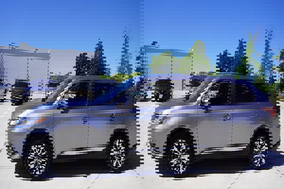 Used 2019 Mitsubishi Outlander SE image 3