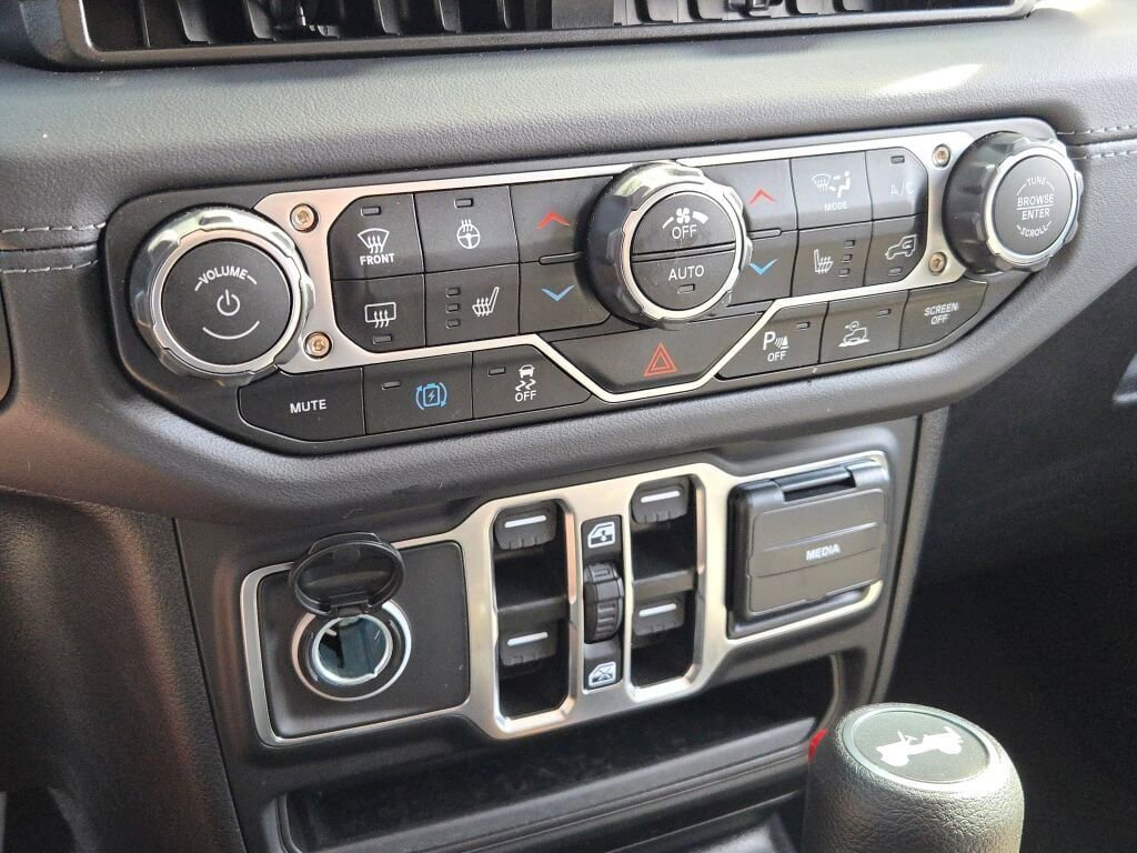 Used 2025 Jeep Wrangler Unlimited Sahara w/ Safety Group image 23