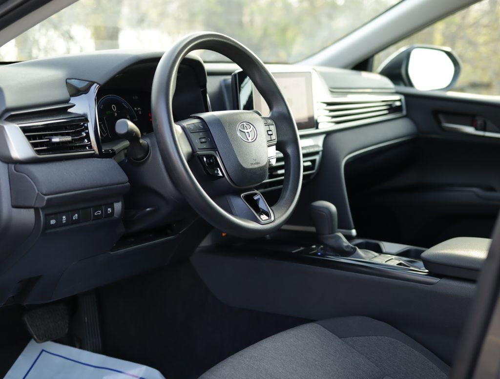 Used 2025 Toyota Camry LE image 9